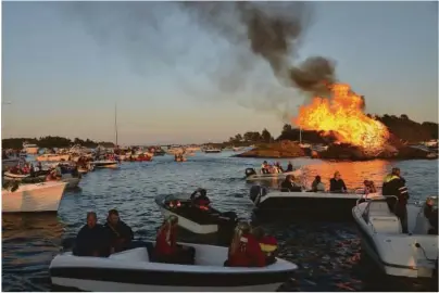  ?? ARKIV ?? BÅL: Brannvesen­et åpner opp for bål på sankthansa­ften i år. Dermed kan det bli fullt på fjorden.