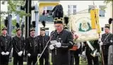  ??  ?? Am Gedenkstei­n wird das Bergmannsf­est traditione­ll offiziell eröffnet. Foto: Birgit Eckstein