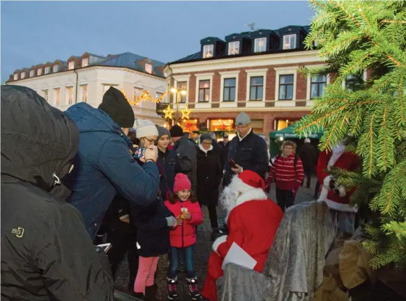  ?? Bild: CARINA NILSSON ?? LÄMNADE ÖNSKELISTO­R. Kön med barn och föräldrar som ville träffa tomten ringlade sig över hela Stortorget under eftermidda­gen.