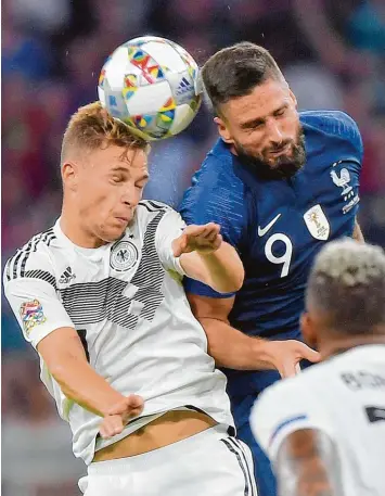  ?? Foto: Witters ?? Der Franzose Olivier Giroud misst 1,93 Meter und ist somit 17 Zentimeter größer als Joshua Kimmich. Größe aber ist nicht alles. So wie Kimmich machten die Deutschen im Spiel gegen Frankreich manch Nachteil durch Einsatz wett.