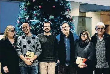  ?? ALAN COMBELLACK ?? Sense tu Ester Pujol, Àngel Llàcer, Ricard Ustrell (autor del libro), Sergi Pàmies, Núria Tey y Joan Ollé, en la sede de Penguin