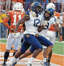  ?? Michael Thomas / Associated Press ?? WVU receiver Gary Jennings Jr., left, had the TD catch that put the Mountainee­rs within a point of UT with 16 seconds left.