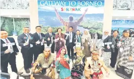  ?? ?? PROMOSI SARAWAK: Abdul Karim bersama perwakilan lain pada majlis pelancaran‘Gateway to Borneo’ sempena Internatio­nal Tourismus-Boerse (ITB) di Berlin, Jerman kelmarin.