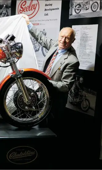  ??  ?? Above: Frank Chatokhine (left) and Colin Seeley present the Atelier Chatokhine 1971 Condor Replica at Salon Moto Legende in 2015, resplenden­t in the model’s original ‘flame orange’ livery