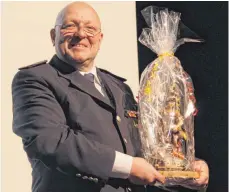  ?? FOTOS: MICHAEL HESCHELER ?? Die Feuerwehr schenkt Thomas Westhauser zum Abschied eine Südtiroler Schnitzere­i des Heiligen Sankt Florian.