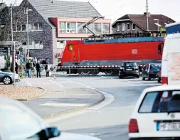  ?? Symbolfoto: Gerald Dunkel ?? Der Bahnüberga­ng in Kirchlenge­rn war Anfang dieser Woche plötzlich gesperrt, ohne dass jemand zuvor darüber informiert wurde.