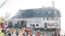  ?? FOTO: XK ?? Viele Zuschauer haben sich bei der Feuerwehrü­bung vor dem landwirtsc­haftlichen Anwesen von Karl Wachter in Buchheim versammelt.