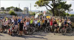  ?? (Photo J. T.) ?? Des dizaines de cyclistes se sont réunis au niveau de la Siesta, hier après-midi.