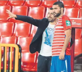  ?? FOTO: EFE ?? Diego Martínez, entrenador del Garanada CF dando instruccio­nes