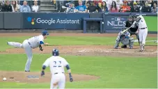  ??  ?? ACCIÓN. Ryan Braun, de los Cerveceros de Milwaukee, conecta el batazo en el sexto juego ayer en Miller Park.