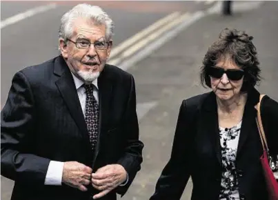  ??  ?? ON TRIAL: Former television entertaine­r Rolf Harris, left, arrives at court with his niece, Jenny Harris