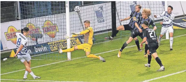  ?? FREY-PRESSEBILD/DEINES/IMAGO IMAGES ?? Darius Ghindovean (links) erzielte sein erstes Tor im Profi-Bereich und glich für den MSV Duisburg zum zwischenze­itlichen 1:1 aus.