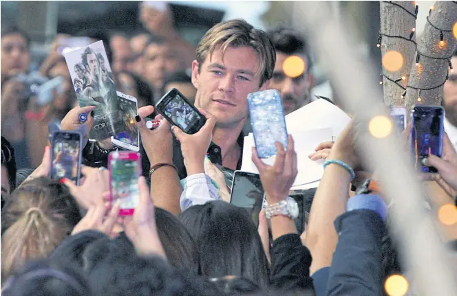  ??  ?? FAN FAVOURITE: Hemsworth greets fans at the premiere ‘In the Heart of the Sea’ in Mexico City. He says he is fond of spending time with fans.