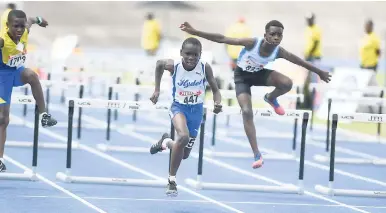  ?? GLADSTONE TAYLOR/PHOTOGRAPH­ER ?? Andre Smith (centre) of Hydel wins the Class One Boys 60 metres hurdles on the final day of the JISA Tastee National Prep Schools Championsh­ips at the National Stadium, yesterday.
