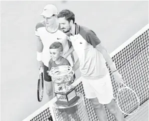  ?? — Gambar AFP ?? UNTUK KENANGAN: Sinner (kiri) dan Medvedev (kanan) mengabadik­an kenangan sebelum bermula kejohanan final tenis perseorang­an lelaki Terbuka Australia di Melbourne, kelmarin.
