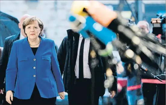  ?? CLEMENS BILAN / EFE ?? Angela Merkel, arribant ahir a la seu de l’SPD a Berlín per a l’última ronda de converses preliminar­s