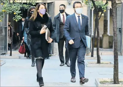  ?? RUBÉN MORENO / ACN ?? Meritxell Budó y Pere Aragaonès, ayer en el Pati dels Tarongers, camino de la reunión del Govern