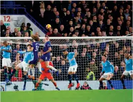  ??  ?? David Luiz remata a segundo palo para poner el 2-0 definitivo en favor de Chelsea.