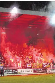  ?? ?? Habemus Derby-Sieg: Auf der Blauen Tribüne stieg Rauch auf