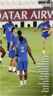  ?? ?? Clima sereno durante l’allenament­o della Francia Il ct Didier Deschamps sorveglia i suoi dopo l’ultimo ko quello di Benzema vittima di uno strappo