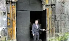  ?? BILD: STEFAN IDEL ?? Herzlich willkommen: Wolfgang Jöllenbeck öffnet vor dem Gottesdien­st die Tür der Alexanderk­irche.