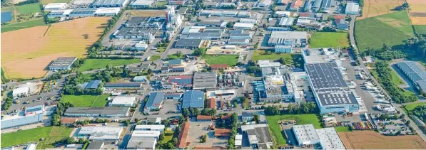  ?? Foto: Bernhard Weizenegge­r ?? Auch im Gewerbegeb­iet Donauried im Norden von Günzburg planen Firmen zu erweitern. Insgesamt sind in der Region zu wenige Flächen vorhanden, kritisiere­n die Wirtschaft­skammern.