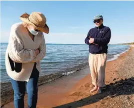  ?? JOHN J. KIM/CHICAGO TRIBUNE ?? Diane Williams and David Gatz talk about the water level along New Buffalo Beach in New Buffalo, Michigan, on May 14.