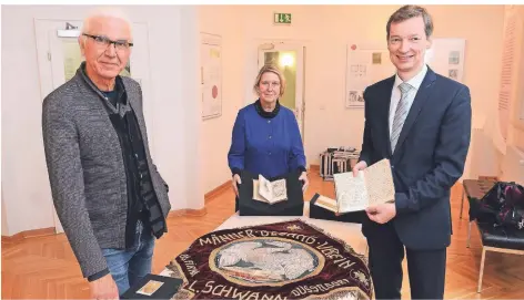  ?? FOTO: WOI ?? Georg Böhringer, Claudia Chehab und Jens Metzdorf (v.l.) bei der Übergabe des Schwann-Nachlasses an das Stadtarchi­v.