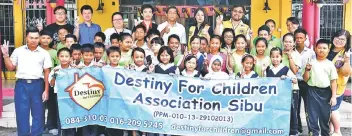  ??  ?? (Back row, second to fourth right) Vivian, Chris, Hwong and others with the children from the Destiny For Children Associatio­n Sibu.