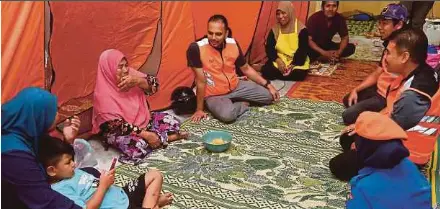  ?? (Foto Nik Abdullah Nik Omar/bh) ?? Tujuh keluarga dari Kampung Bendang Perol, Gual To’ Deh, Rantau Panjang berpindah ke pusat pemindahan sementara selepas kediaman mereka dinaiki air akibat paras Sungai Golok meningkat, kelmarin.