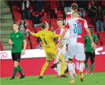  ?? Foto: Tomáš Krist, MAFRA ?? Šestý v historii české ligy Před slávistick­ým brankářem Ondřejem Kolářem dokázali skórovat Zdeněk Jánoš, Petr Kouba, Radek Černý, Radek Sňozík a Zdeněk Zlámal.