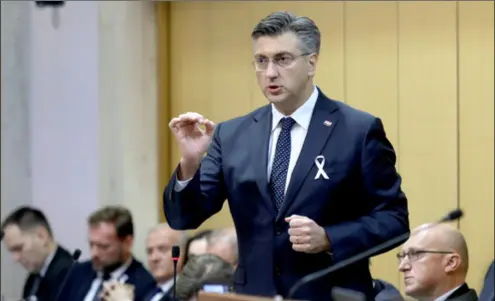  ??  ?? PREMIJER PLENKOVIĆ ponudio je 342 kune veće plaće nastavnici­ma nego da su im povećali koeficijen­t