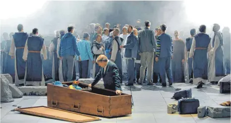  ?? FOTO: ENRICO NAWRATH/DPA ?? Andreas Schager wirkt in seinem zweiten Jahr als Parsifal souveräner, der stimmgewal­tige Männerchor unter der Leitung von Eberhard Friedrich begeistert­e wieder.