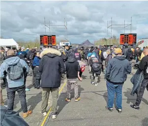  ?? | PHOTO : OUEST-FRANCE ?? La rave party se déroule sur la piste de l’aéroport de Quimper (Finistère).