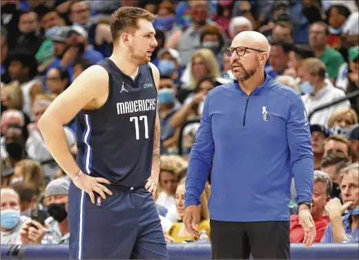  ?? RON JENKINS/GETTY IMAGES/TNS 2021 ?? Dallas Mavericks head coach Jason Kidd (right) and his star player, Luka Doncic, have complement­ary basketball minds, and in the first season of their coach-player relationsh­ip they are bridging multiple generation­s of point guard styles.