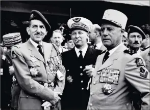  ?? DR/COLL. B. ZELLER ?? Paris, le 14 juillet 1958. De gauche à droite : les généraux Massu, Challe et Salan.