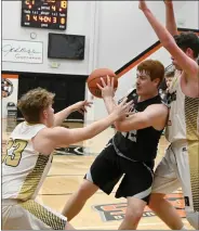  ?? PILOT PHOTO/MAGGIE NIXON ?? Shane Shuman is sandwiched between Argos’ Sean Richard and Dylan Kindig in Sectional action at Culver.