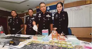  ??  ?? HAMZAH menunjukka­n dadah serbuk jenis ekstasi berperisa buah-buahan yang berjaya dirampas pada sidang media di IPD Ampang Jaya, semalam.