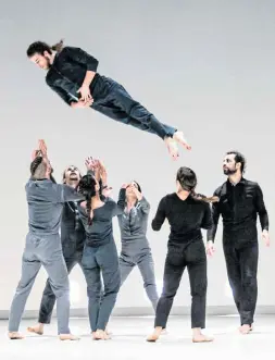  ?? Foto: Alfred Mauve ?? Mit „Set of Sets“, einem Stück aus der neuen Reihe „Tanz / Performanc­e / Neuer Zirkus“startet die Spielzeit.