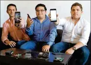  ??  ?? Los empresario­s Jorge Campos Berny, Oswaldo Sánchez Escalante y Francisco Moreno García presentan la aplicación móvil Vinden, ayer