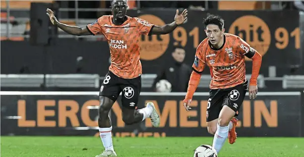  ?? | PHOTO : THIERRY CREUX / OUEST FRANCE ?? Le FC Lorient pourra compter sur son milieu de terrain expériment­é et capitaine Laurent Abergel (à droite), de retour de blessure.