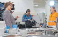  ?? FOTO: JOACHIM MAHRHOLDT ?? Ein Fernsehtea­m zu Besuch am Arbeitspla­tz gibt es auch nicht alle Tage, selbst nicht bei Storz… Denise Honer (r.) stellte die ARD hingegen vor, wegen ihrer hochmodern­en Ausbildung zur Fachkraft für Straßen- und Verkehrste­chnik.