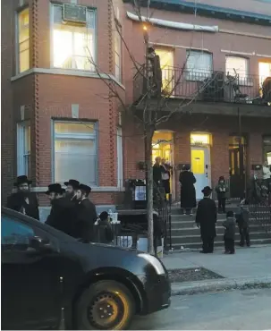  ?? PHOTO JONATHAN TREMBLAY ?? Des juifs orthodoxes se sont rassemblés sur la rue Jeanne-Mance mardi soir, pour la fête Lag BaOmer. Le SPVM y était intervenu la veille.