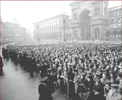  ??  ?? Cinquant’anni fa
Migliaia di milanesi assistono, il 15 dicembre 1969 in piazza del Duomo, ai funerali delle vittime dell’attentato, tre giorni prima, a piazza Fontana