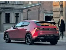  ?? FOTO: MAZDA ?? Sehr schick kommt der Mazda 3 auch in der 2024er-Version daher, die mit einigen Neuerungen im Detail aufwartet.
ZAHLEN UND FAKTEN