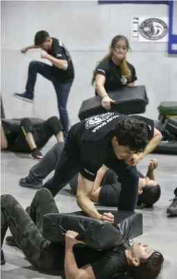  ?? JORGE CASTILLO ?? En el Krav Maga existen técnicas que se ven un poco rudas. Sin embargo, con la practica de la disciplina, las mismas no suelen tener impacto nocivo para quienes lo practican.