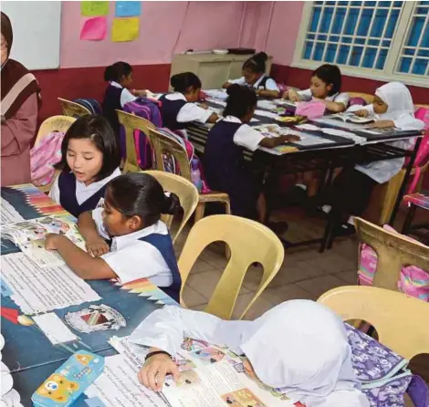  ?? ZAIN AHMED PIC BY ?? A teacher conducting a class activity at Sekolah Kebangsaan I.J. Convent Johor Baru on Sunday.