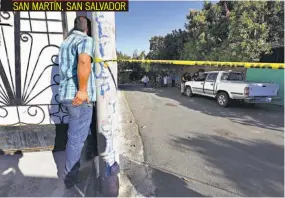  ??  ?? DOS HOMBRES FUERON ASESINADOS EN LA COLONIA SANTA FE. UNO DE ELLOS VIAJABA EN UN PICK UP, CON EL QUE ANDABA TRABAJANDO.