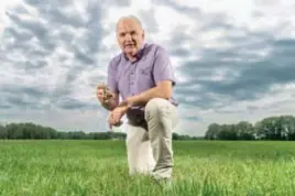  ?? FOTO RAYMOND LEMMENS ?? “De groei van het gras is volledig stilgevall­en”, zegt landbouwer Johan Hillen uit Helchteren.