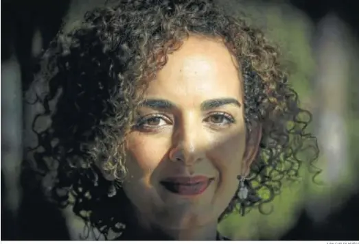  ?? JUAN CARLOS MUÑOZ ?? Leila Slimani, el jueves en la Fundación Tres Culturas; en la siguiente página, posando con dos de sus libros publicados en España.